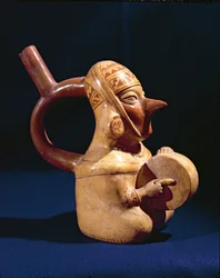 Stigbøjlevase i form af en mand, der spiller tromme, 200-800 (keramik)